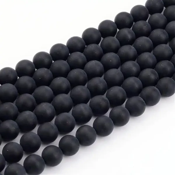 Fils d'agate noire dépolie, perles fines de 4 mm, élégance sobre.