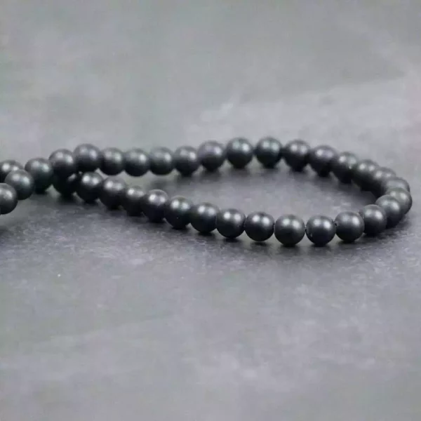 Perles d'agate noire mate naturelle de 8 mm pour bijouterie artisanale.