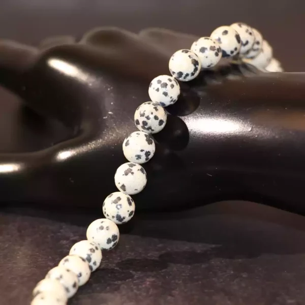 Perles de Jaspe Dalmatien évoquant un ciel étoilé, idéales pour des créations de bijoux uniques