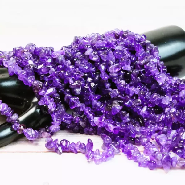 Améthyste Dark en chips, nuances de violet profond, perles 5-8mm pour créations bijoux et détente thé