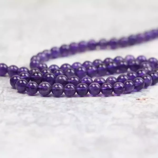 Perles en Améthystes Dark de 4mm sur un fil violet de 39cm pour la fabrication de bijoux raffinés