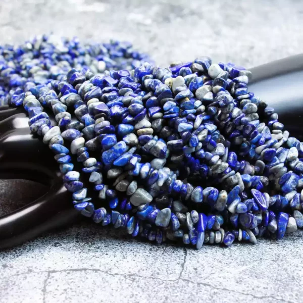 Gros plan sur perles Lapis Lazuli bleu intense, taille chips 5-8mm, enfilade de 80cm pour revente