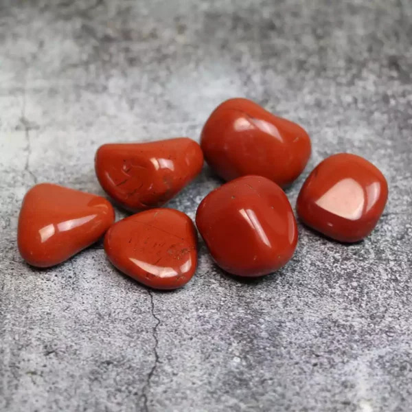 Pierres roulées jaspe rouge grand modèle, couleur intense et éclat naturel, vente en gros